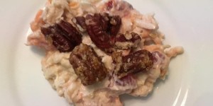 Beitragsbild des Blogbeitrags Süßer Waldorfsalat mit Bananen-Rahm-Dressing und karamellisierten Pecannüssen