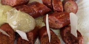 Beitragsbild des Blogbeitrags What a Wurscht! Falstaff-prämierter Würstlstand – Zum scharfen René 