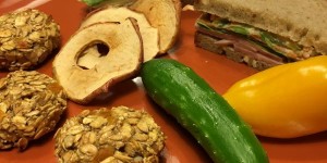 Beitragsbild des Blogbeitrags Gesund wachsen: Einfach gesund und gut für unterwegs – Brot mit Biss und Bananen-Cookies