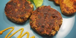 Beitragsbild des Blogbeitrags Mediterrane Burger-Patties aus Knödelgebäck und altem Brot