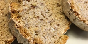 Beitragsbild des Blogbeitrags Krustenbrot aus Topfen, Müsliflocken und Dinkelmehl – Vollkorn/Glattes halb-halb