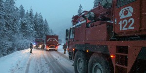Beitragsbild des Blogbeitrags Lkw-Bergung am Rohrer Sattel – FF Wr. Neustadt kam zur Hilfe