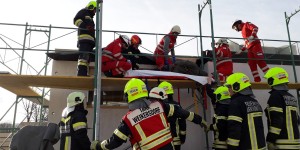 Beitragsbild des Blogbeitrags Windböe erfasste Gerüstplatten – 2 Bauarbeiter verletzt