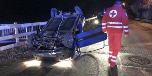 Beitragsbild des Blogbeitrags Zug erfasste Mopedauto am Bahnübergang Katzelsdorf