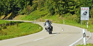 Beitragsbild des Blogbeitrags Motorrad-Raser mit 137 km/h bei Gutenstein gestoppt