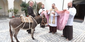Beitragsbild des Blogbeitrags Auf den Esel gekommen: Antonius-Fest der Kapuziner