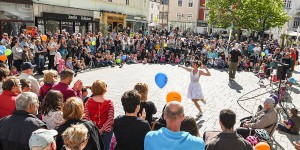 Beitragsbild des Blogbeitrags Rund 100 StraßenkünstlerInnen begeisterten Wiener Neustadt 