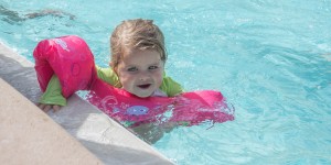 Beitragsbild des Blogbeitrags Badespaß mit Kindern – diese Tipps sind ein Muss
