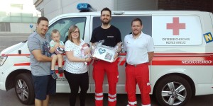 Beitragsbild des Blogbeitrags Geburt im Rettungsauto – Jungfamilie bedankte sich 