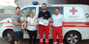 Beitragsbild des Blogbeitrags Geburt im Rettungsauto – Jungfamilie bedankte sich