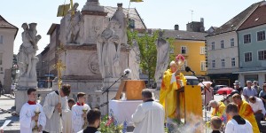 Beitragsbild des Blogbeitrags Fronleichnamsprozession durch Wiener Neustadt 