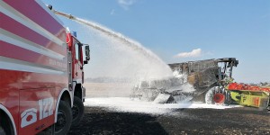 Beitragsbild des Blogbeitrags Mähdrescherbrand in Neudörfl – Feuerwehr Wr. Neustadt unterstützt 