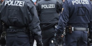 Beitragsbild des Blogbeitrags Diskurs über Schutzzonen und Waffenverbot in Wiener Neustadt 