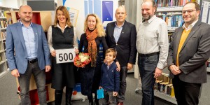 Beitragsbild des Blogbeitrags „Bibliothek im Zentrum“ begrüßte 500. Neukundin