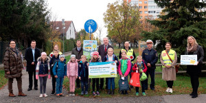 Beitragsbild des Blogbeitrags „SchulGehBus“ bringt Kinder zu Fuß in die Pestalozzi-Volksschule 