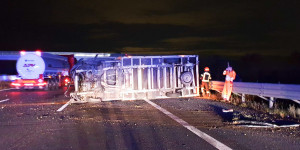 Beitragsbild des Blogbeitrags Unfall: Klein-LKW stürzte auf Südautobahn um