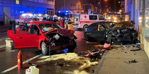 Beitragsbild des Blogbeitrags Schwerer Verkehrsunfall in der Innenstadt fordert Verletzte