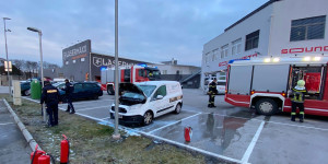 Beitragsbild des Blogbeitrags Fahrzeugbrand auf Gewerbegelände in Wiener Neustadt