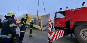 Beitragsbild des Blogbeitrags Unterstützung bei Containerbergung durch FF Wr. Neustadt
