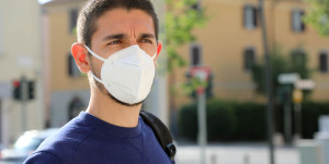 Beitragsbild des Blogbeitrags FFP2-Maskenpflicht in Rathäusern, Bussen und bei Märkten