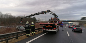 Beitragsbild des Blogbeitrags Überschlag auf der Südautobahn: Pkw landet im Graben