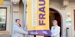 Beitragsbild des Blogbeitrags Internationaler Frauentag: Fahnehissen vor den Rathäusern in Wr. Neustadt 