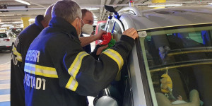 Beitragsbild des Blogbeitrags Wiener Neustadt: Feuerwehr befreit Kind aus verschlossenem Pkw
