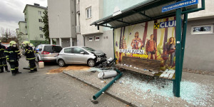 Beitragsbild des Blogbeitrags Wiener Neustadt: Pkw krachte in Bushaltestelle 