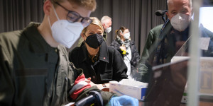 Beitragsbild des Blogbeitrags Corona-Testungen: Verteidigungsministerin Tanner in Wiener Neustadt