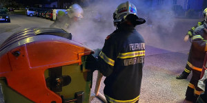 Beitragsbild des Blogbeitrags Wiener Neustadt: Brand eines Altpapiercontainers