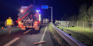 Beitragsbild des Blogbeitrags A2: Fahrzeugtransporter und Klein-Lkw landeten im Graben