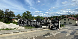 Beitragsbild des Blogbeitrags Lkw Bergung: Feuerwehr-Einsatz in Wiesen