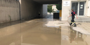 Beitragsbild des Blogbeitrags Rohrbruch am Baumkirchnerring überflutet Parkplatz und Keller 