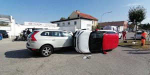 Beitragsbild des Blogbeitrags Unfall in Marktgasse: Pkw blieb seitlich liegen