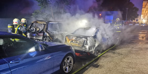 Beitragsbild des Blogbeitrags Wiener Neustadt: Zwei Pkw standen heute Nacht in Vollbrand