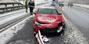 Beitragsbild des Blogbeitrags Erster Schnee fordert Unfall auf Südautobahn 