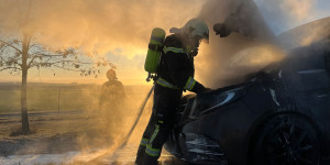 Beitragsbild des Blogbeitrags Südautobahn: Kampf gegen Fahrzeugbrand mit Handfeuerlöschern 