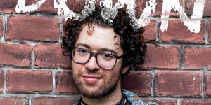Beitragsbild des Blogbeitrags David Stockenreitner kommt mit seinem Solo-Programm „Down“