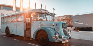 Beitragsbild des Blogbeitrags KULTur on Tour: Oldtimer-Bustour von Mai bis Oktober 