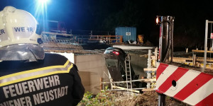 Beitragsbild des Blogbeitrags Pkw stürzte bei Mattersburg in Baugrube