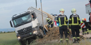 Beitragsbild des Blogbeitrags Wiener Neustadt: Lkw-Bergung mit Kranfahrzeug 