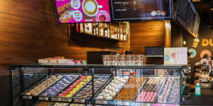 Beitragsbild des Blogbeitrags Die Donuts kommen: Dunkin‘ eröffnet Filiale im FISCHAPARK 
