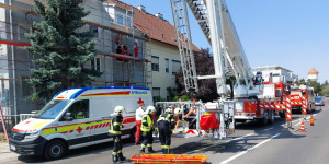 Beitragsbild des Blogbeitrags Notfall: Feuerwehr rettet Bauarbeiter von Baugerüst 