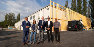 Beitragsbild des Blogbeitrags Neue Shuttle-Busse zur Container-Schule des BRG Gröhrmühlgasse