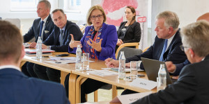 Beitragsbild des Blogbeitrags NÖ Arbeitsmarktgipfel im Zeichen der aktuellen Wirtschafts- und Arbeitsmarktlage