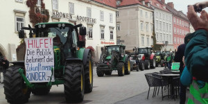 Beitragsbild des Blogbeitrags Traktor-Konvoi vor dem Rathaus – Protest gegen Ostumfahrung 