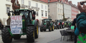 Beitragsbild des Blogbeitrags Traktor-Konvoi vor dem Rathaus – Protest gegen Ostumfahrung