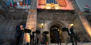 Beitragsbild des Blogbeitrags Geheimnisvolle Gestalten locken in die Burg zu Wiener Neustadt 