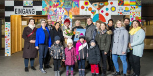Beitragsbild des Blogbeitrags Künstlerin und Kinder gestalten den Haupteingang des Landesklinikums