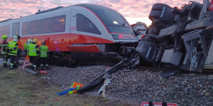 Beitragsbild des Blogbeitrags Personenzug kollidierte mit Lkw in Bad Fischau-Brunn 